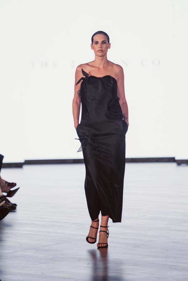 Diseños estructurados y de colores neutros para la mujer del día a día.