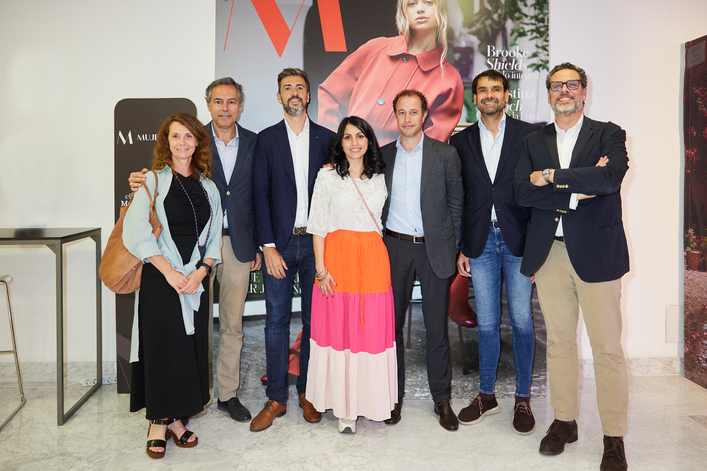 De izquierda a derecha, Rosa Alonso, directora comercial del Área de Mujer de Vocento; José María Jimenez, CEO de Clarel; Francisco Gonzalez, director de Recursos Humanos de Clarel; Diana Guzman, directora de Marketing & Digital de Clarel; Alberto Serrano, director de Operaciones de Clarel; Sergio Lopez de Frutos, director de Logística de Clarel; y Rafael Martínez de Vega, director general de CM Vocento.