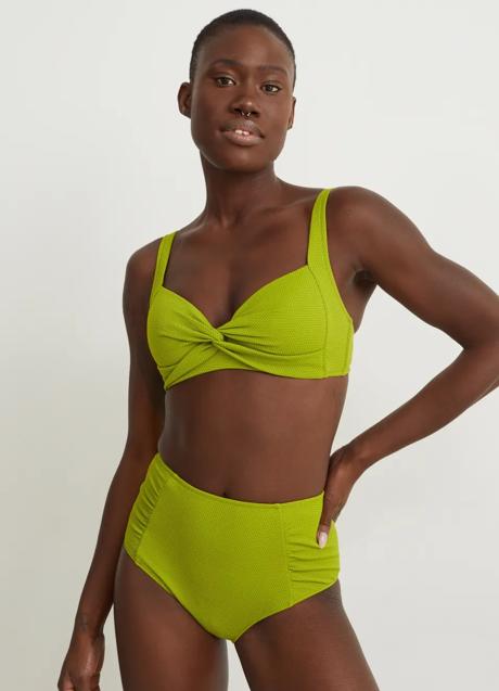 Imagen - Bikini reductor de color verde lima de C&A. Top 14,99 euros y braguita 12,99 euros.