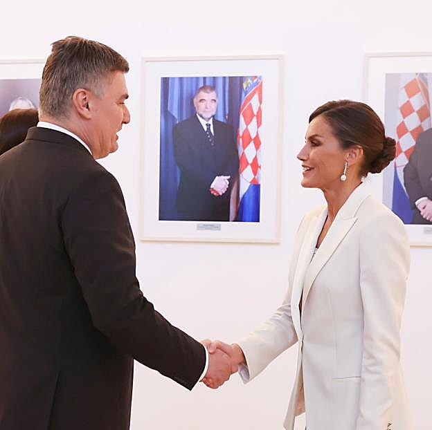 La reina Letizia saludando al presidente de Croacia.