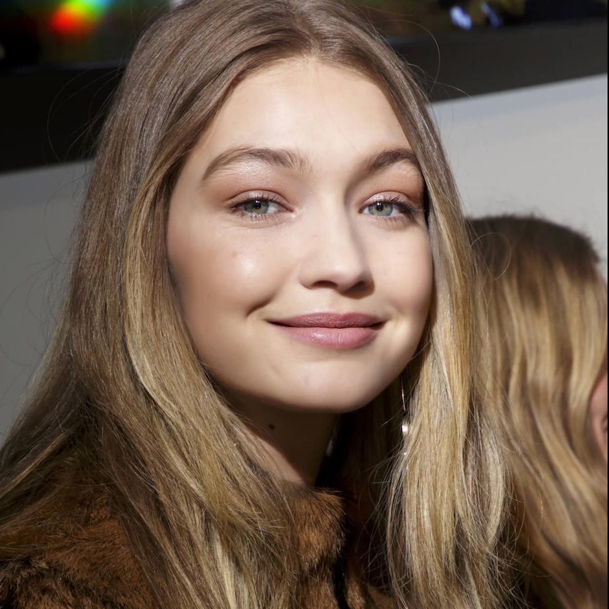Gigi Hadid con midrada luminosa sin bolsas ni ojeras
