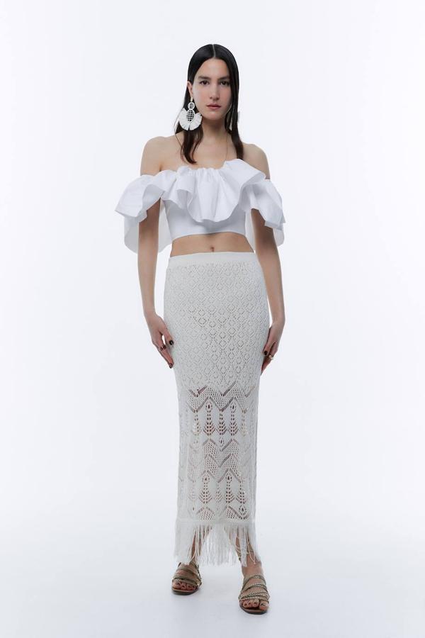 Top crop con escote recto, hombros al descubierto y detalle de maxi volante, en blanco, de Sfera. Puedes comprarlo a 35,99 euros.