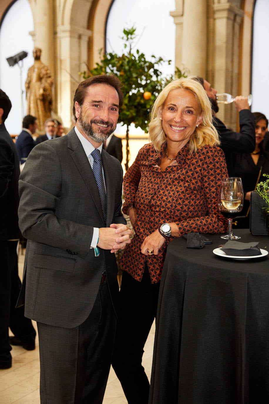 Jorge Álvarez-Naveiro, director corporativo de Marca, Comunicación, Márketing y Alianzas; y María Helena Antolín, vicepresidenta.