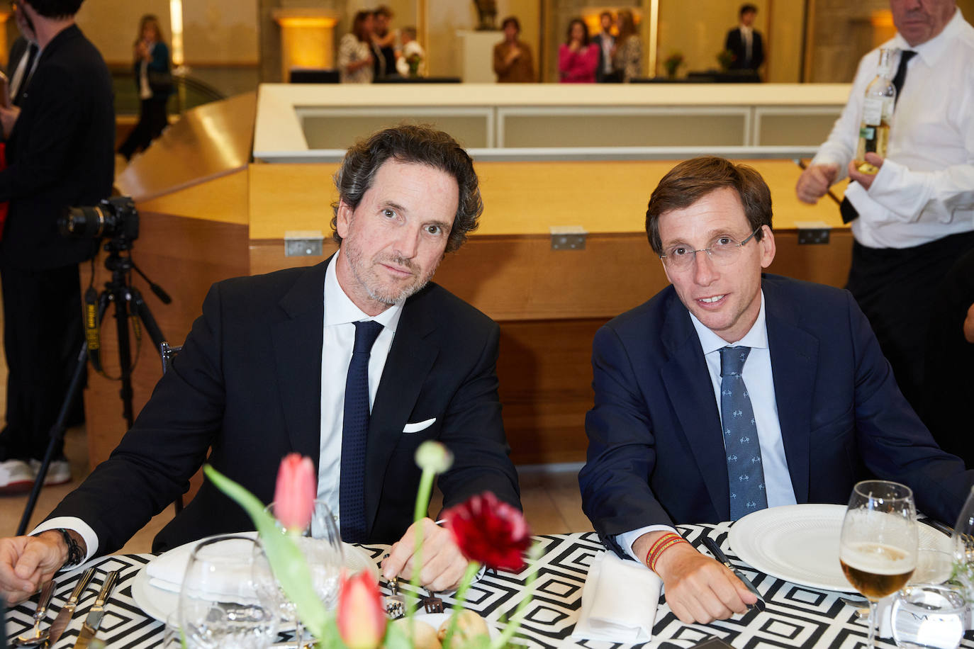 Eduardo Petrossi, CEO del grupo Mahou-San Miguel, con el alcalde de Madrid.