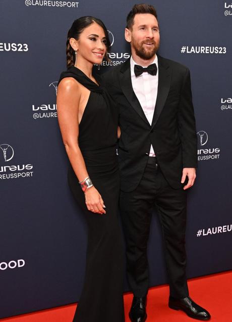 Imagen - Antonela Roccuzzo y Messi posando en la alfombra roja. / @antonelaroccuzzo