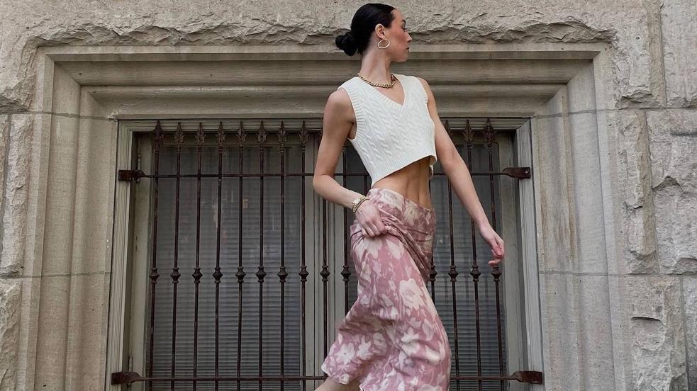 La influencer lleva una falda de flores