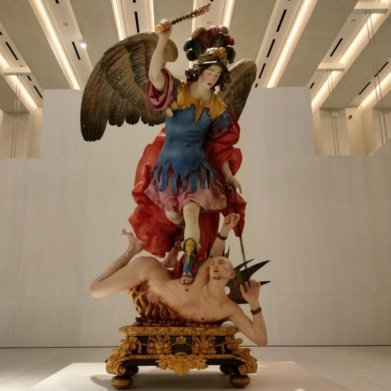 San Miguel Arcángel venciendo al demonio, escultura de La Roldana, en la Galería de las Colecciones Reales. 