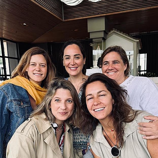 Tamara Falcó, feliz con sus amigas íntimas en el Santuario de Fátima, en Lourdes. 