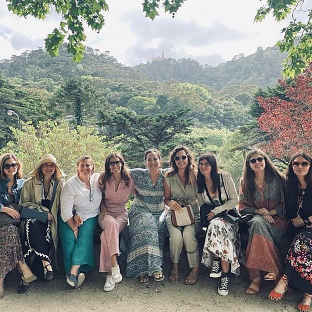 La foto de grupo del viaje a Portugal con amigas que es, hasta la fecha, la única escapada de Tamara Falcó que puede contarse como despedida de soltera. 