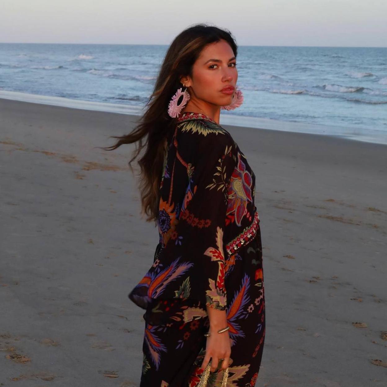 La influencer lleva el vestido amplio viral de Zara