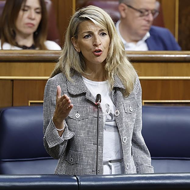 Yolanda Díaz arrasa con la chaqueta de entretiempo más ponible y favorecedora