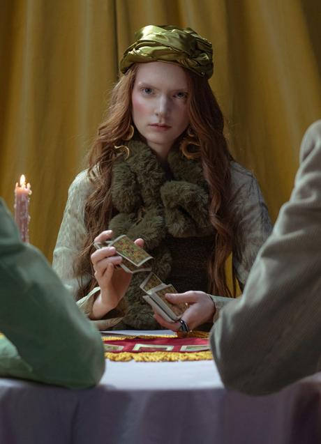 Imagen - Mujer echando las cartas del Tarot/PEXELS