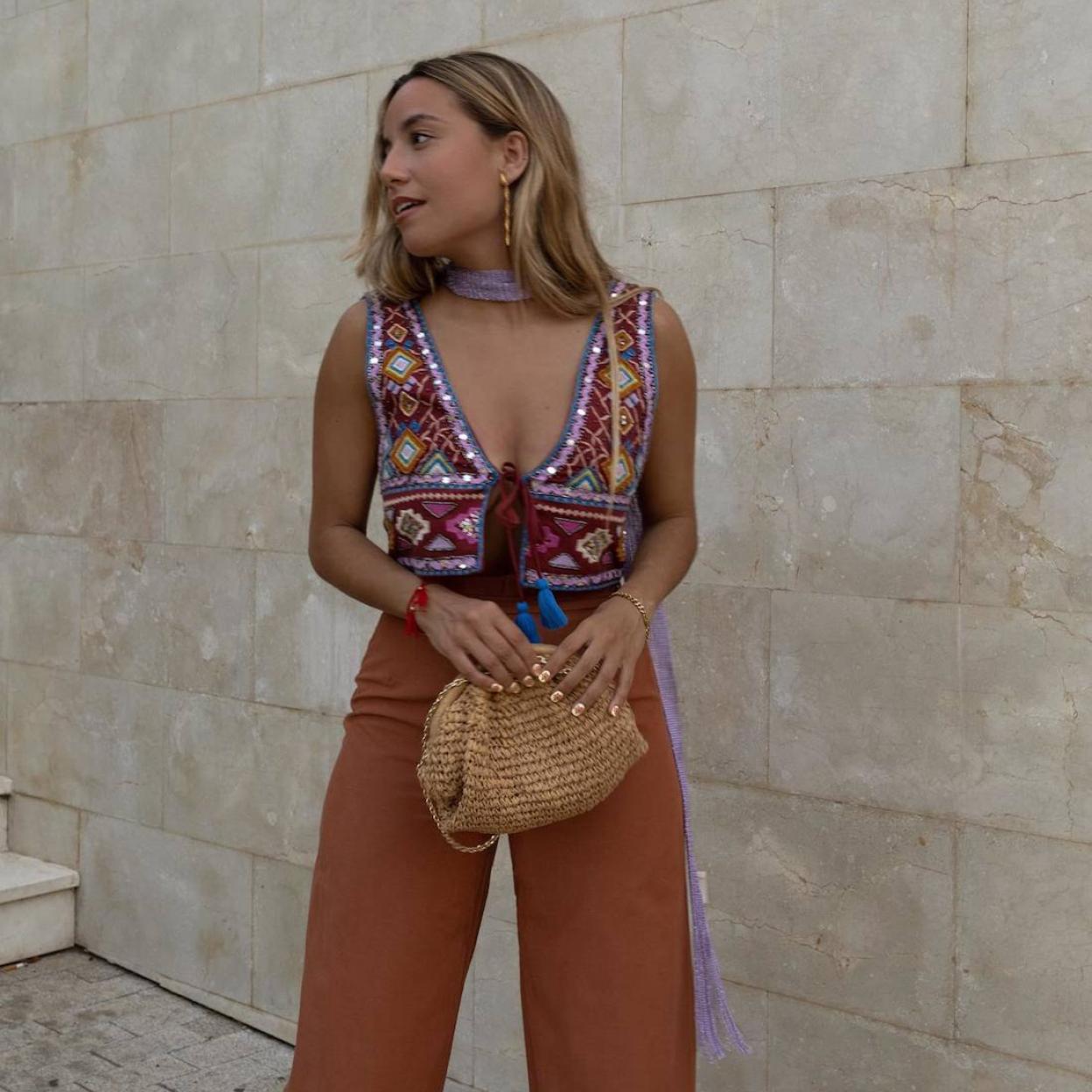 Influencer con el chaleco de abalorios viral de Zara