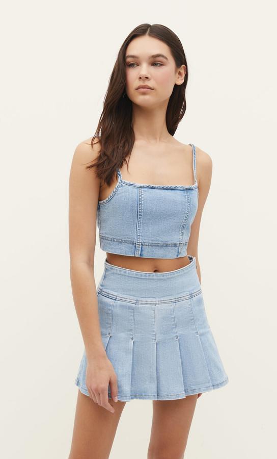 La tendencia college también ha llegado al denim y esta falda de tablas promete arrasar. Cuesta 25,99 euros.