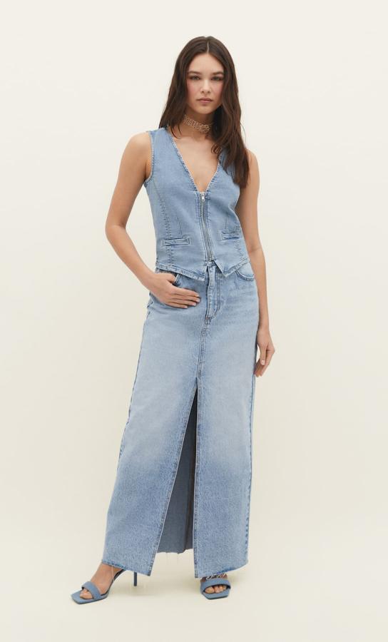 Las faldas largas están diendo todo un éxito esta temporada y, por supuesto, también en versión denim. Cuesta 29,99 euros y queda de lujo con un chaleco vaquero.