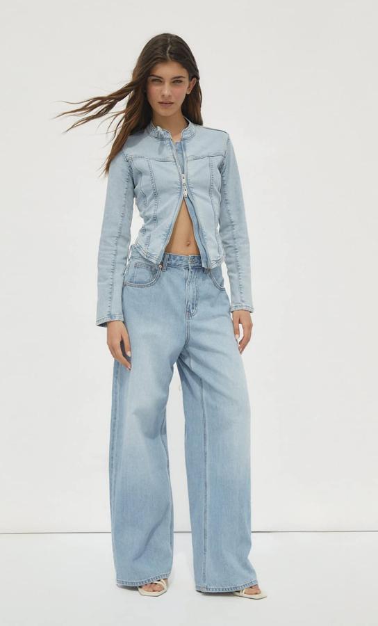 Si quieres darle una vuelta a lo de las chaquetas vaqueras, este modelo estilo racing que cuesta 35,99 euros es total. Y combinada con pantalones anchos, queda ideal.