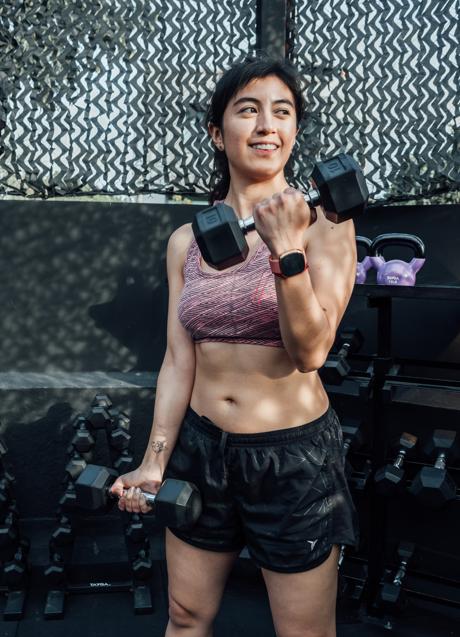 Imagen - Mujer con pesas/PEXELS