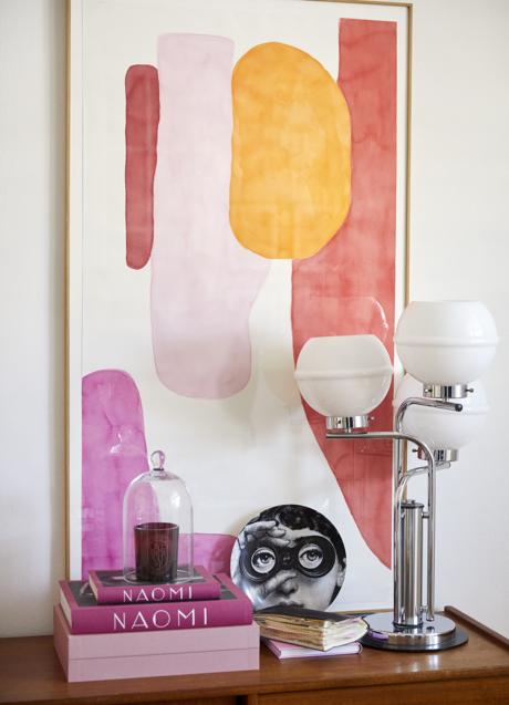 Imagen - El plato de Fornasetti, la lámpara años 50 y los libros de Naomi del atelier de Jorge Redondo. /A. Rivera