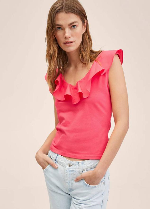 Camiseta de algodón con manga sisa, escote redondo y volante, tono rosa. Te costará 9,99 euros.