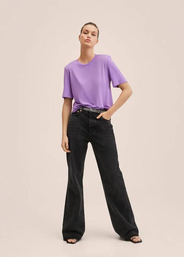 Camiseta oversize con cuello redondo, manga corta y hombreras, tono lila. Puedes comprarla por 6,99 euros.