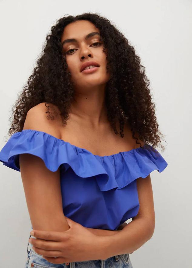 Camiseta fluida con escote recto adornado con volante, color azul. Cuesta 7,99 euros.