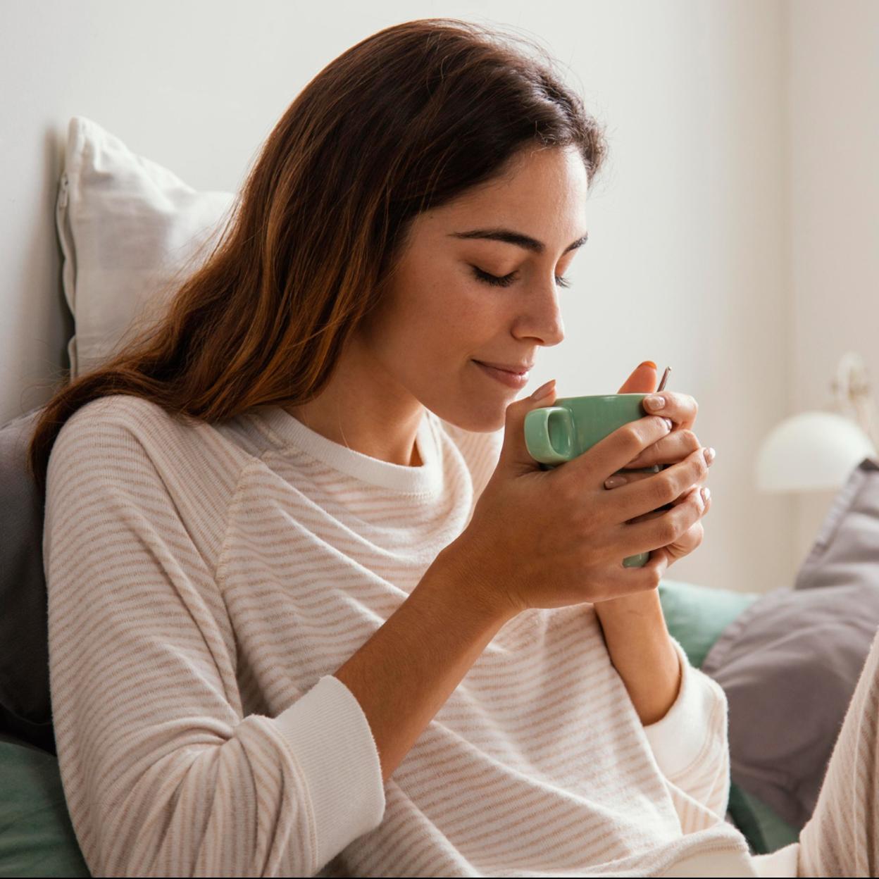 Mujer tomando una taza de infusión. 