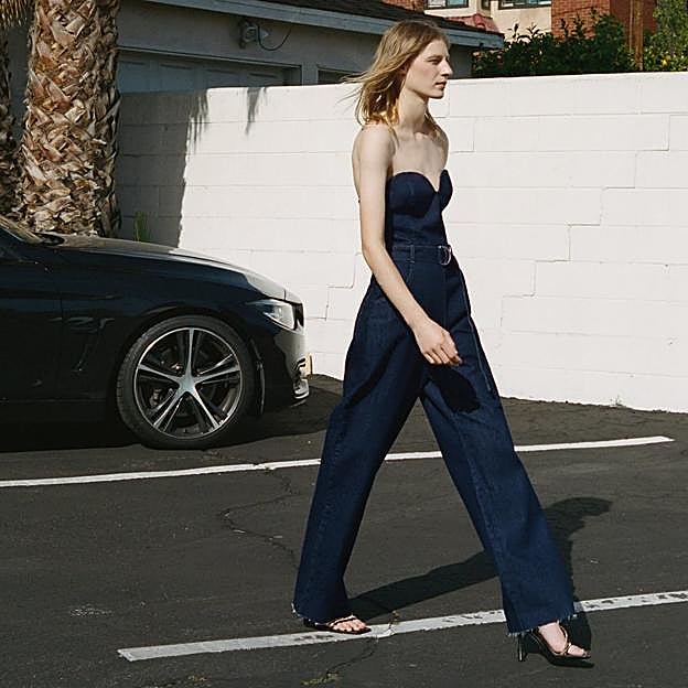 El mono denim viral de Zara que rejuvenece, combina con zapatillas y sandalias y hace tipazo