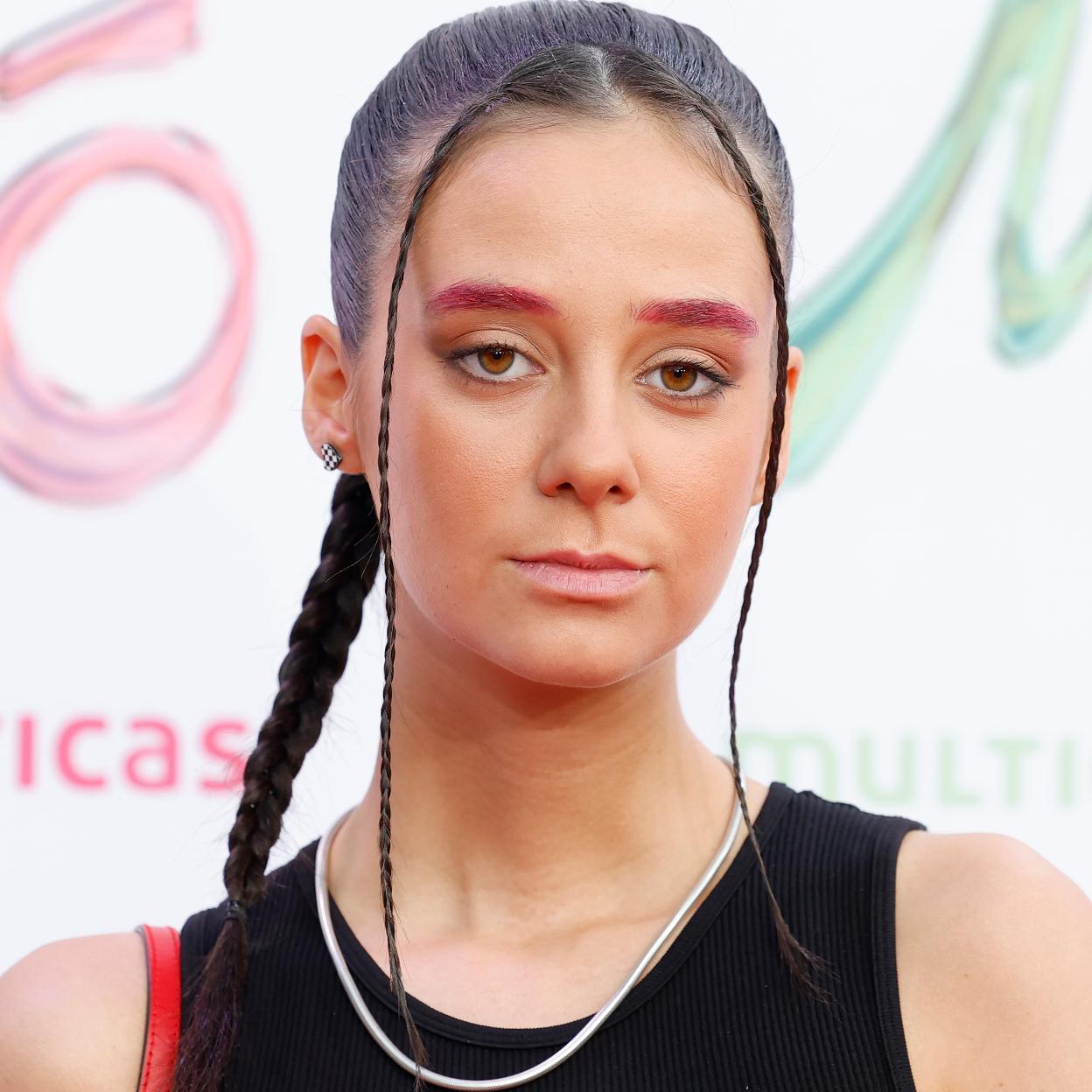 Victoria Federica con cejas rosas.