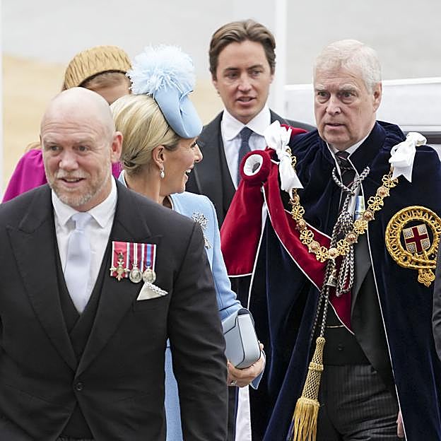 Zara Tindal y su marido llegando a la Coronación de Carlos III junto al príncipe Andrés.