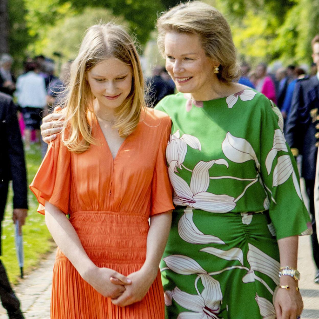 La princesa Eleonore de Bélgica junto a su madre, la reina Matilde de Bélgica, acuden a la Garden Party en el Palacio de Laeken de Bruselas.