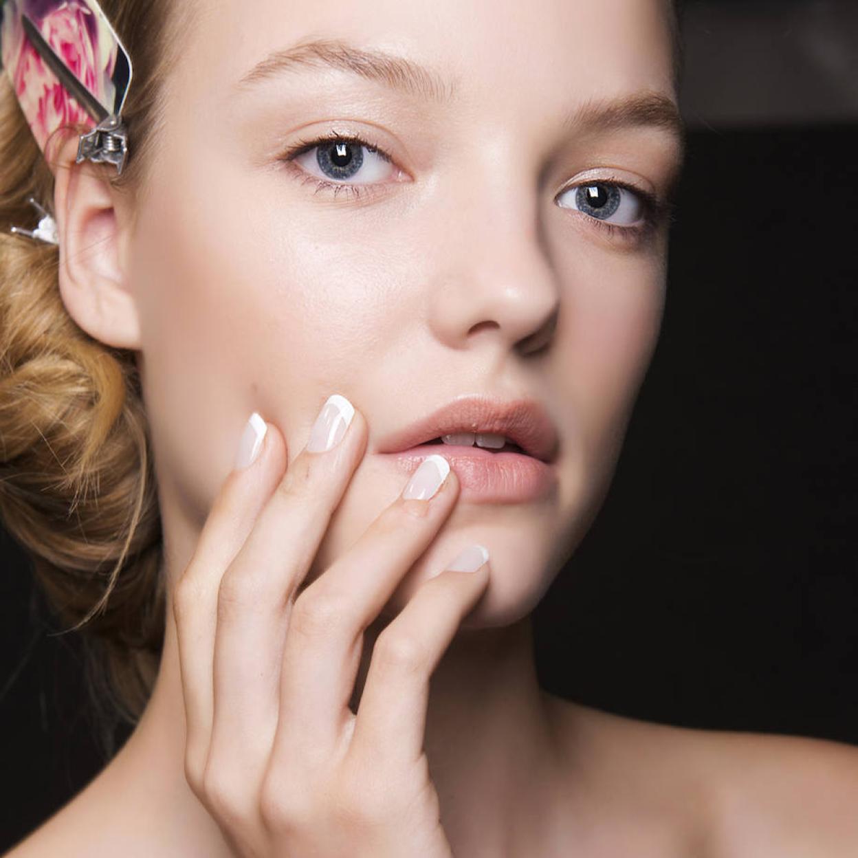 Modelo con manicura francesa de uñas cortas