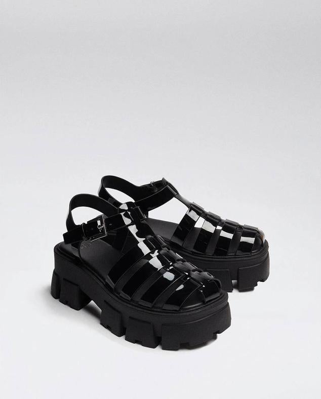 Cangrejeras con cierre de hebilla y suela track, color negro, de Parfois. Las encontrarás a 35,99 euros.