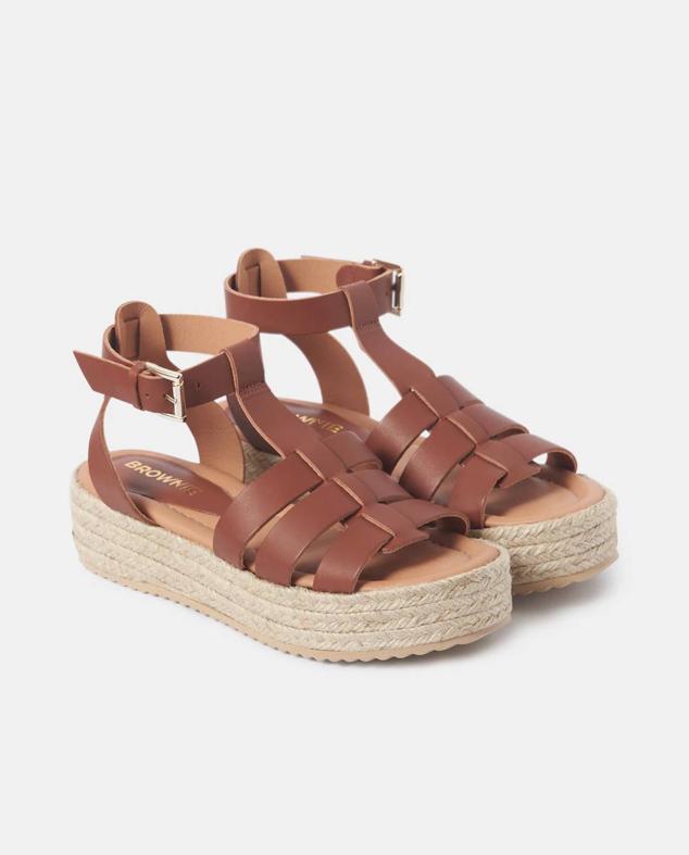 Cangrejeras de piel con tira al tobillo y suela de plataforma de yute, en marrón, de Brownie. Consíguelas por 69,90 euros, en El Corte Inglés.