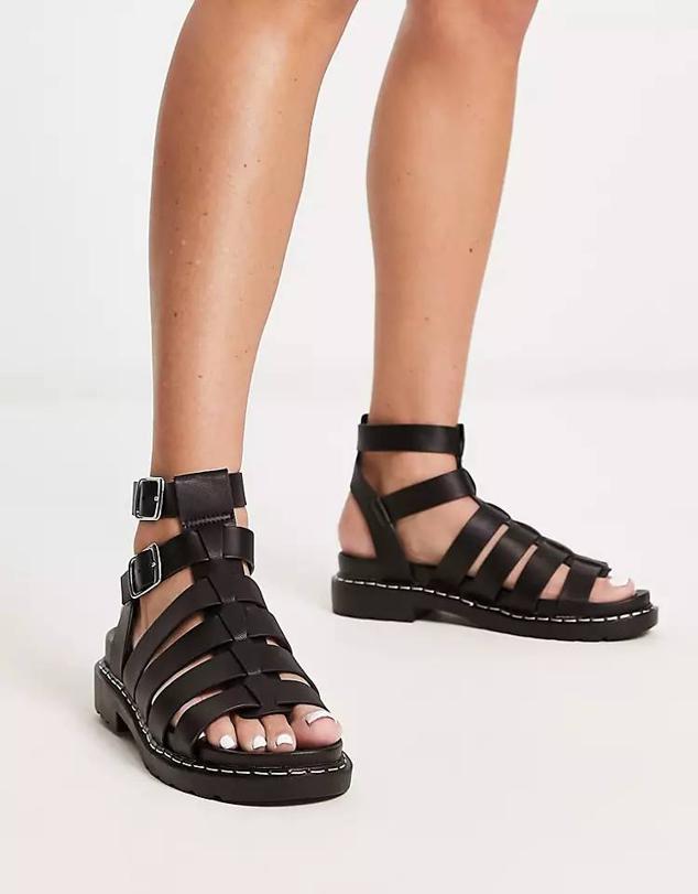 Cangrejeras con suela plana gruesa, doble cierre de hebilla y parte delantera descubierta, color negro, de New Look. Puedes encontrarlas en Asos por 42,99 euros.