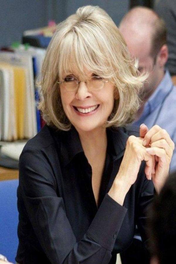 Diane Keaton opta por el  corte de pelo corto  para mujeres de más de 60 más popular y universalmente favorecedor. Se trata del bob a la francesa, con una longitud que enmarca justo la mandíbula, muchas capas y un flequillo ligero desfilado. El resultado es de mucho volumen y cuerpo en la melena.