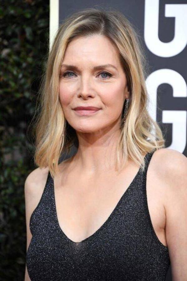 La icónica Michelle Pfeiffer siempre ha sido predilecta de las  medias melenas , aunque ahora opta por un peinado un pelín más corto que está muy de moda y es ideal para mujeres maduras. Básicamente, es una versión del corte bob, más larga por delante que por detrás. Queda de maravilla con ondas deshechas o un pelo planchado ultra liso.