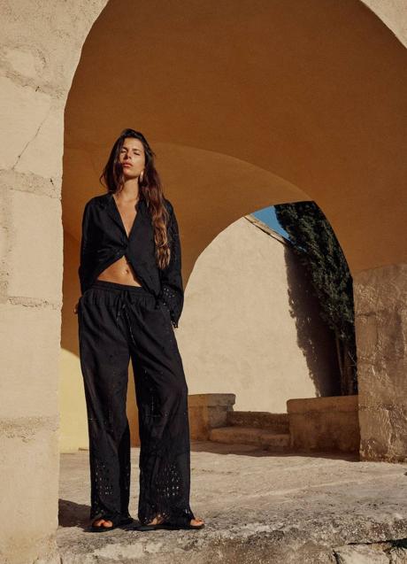 Imagen - Pantalón negro con bordados y abalorios