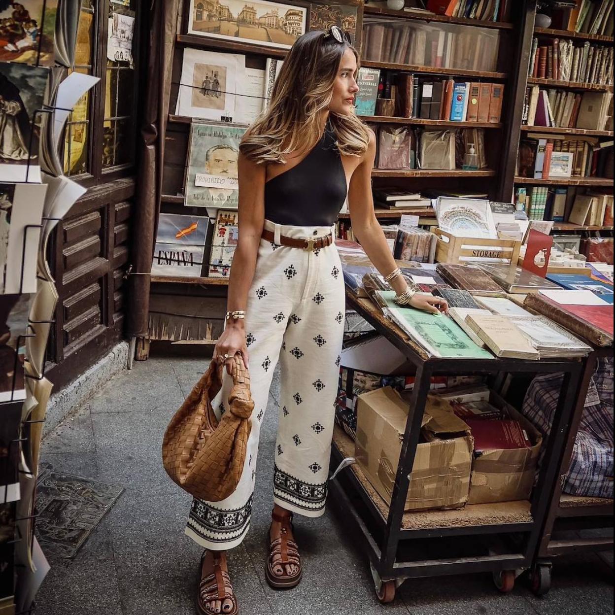 La influencer lleva unos pantalones bordados superventas de Zara
