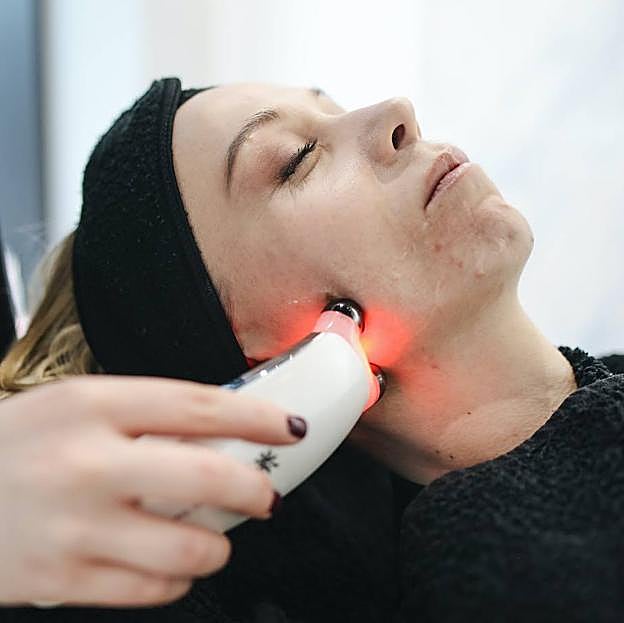 Profesional realizando radiofrecuencia facial