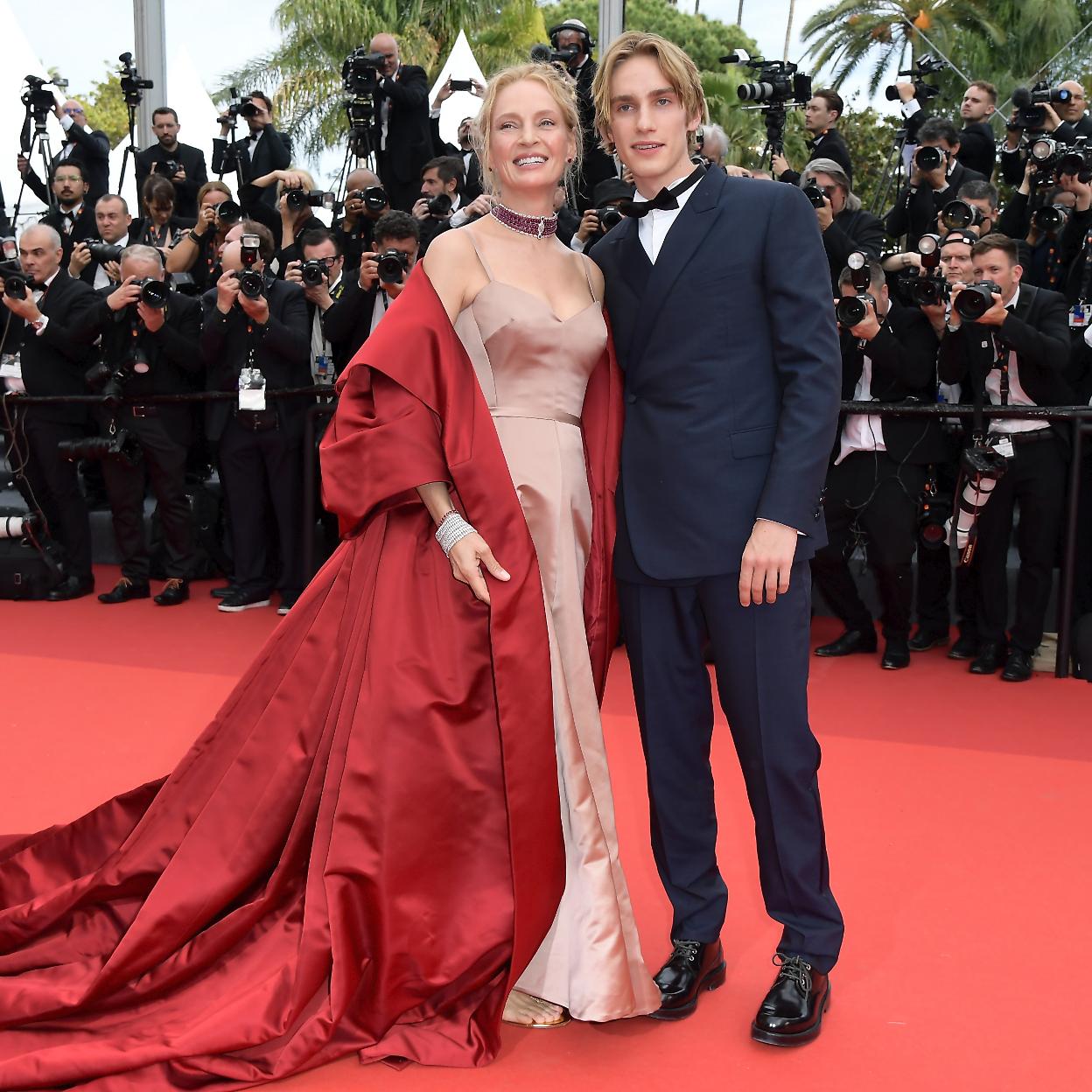 Uma Thurman con su hijo Levon Roan Thurman-Hawke en la alfombra roja de Cannes 2023.