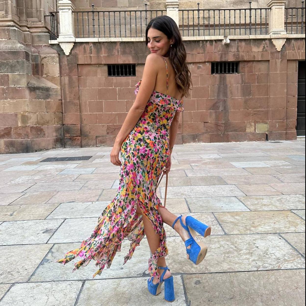 La influencer lleva el vestido de flores viral de Sfera