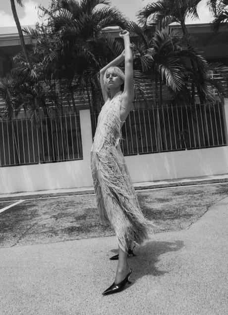 Imagen - Karolína lleva vestido y zapatos de Bottega Veneta. Fotos: Agata Serge / Estilismo: Sarah Gore Reeves