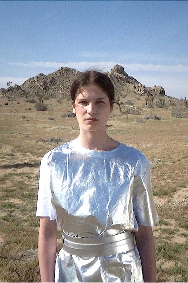 Camiseta en tejido metalizado con cuello redondo y manga corta, color plateado, de Zara. Cómprala a 17,95 euros.