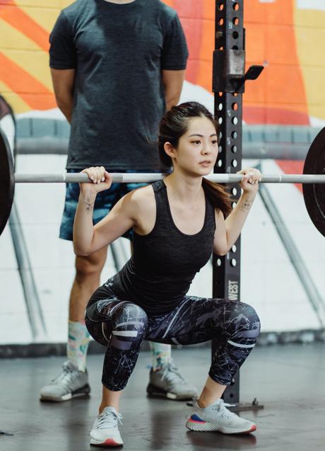 Imagen - Mujer haciendo sentadillas/PEXELS
