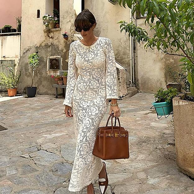 La nueva obsesión de las influencers es este vestido blanco con bordado inglés de Oysho que ya tiene lista de espera