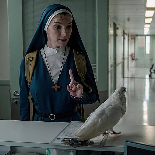 Betty Giplin conversando con una paloma amiga en una imagen de Mrs. Davis.