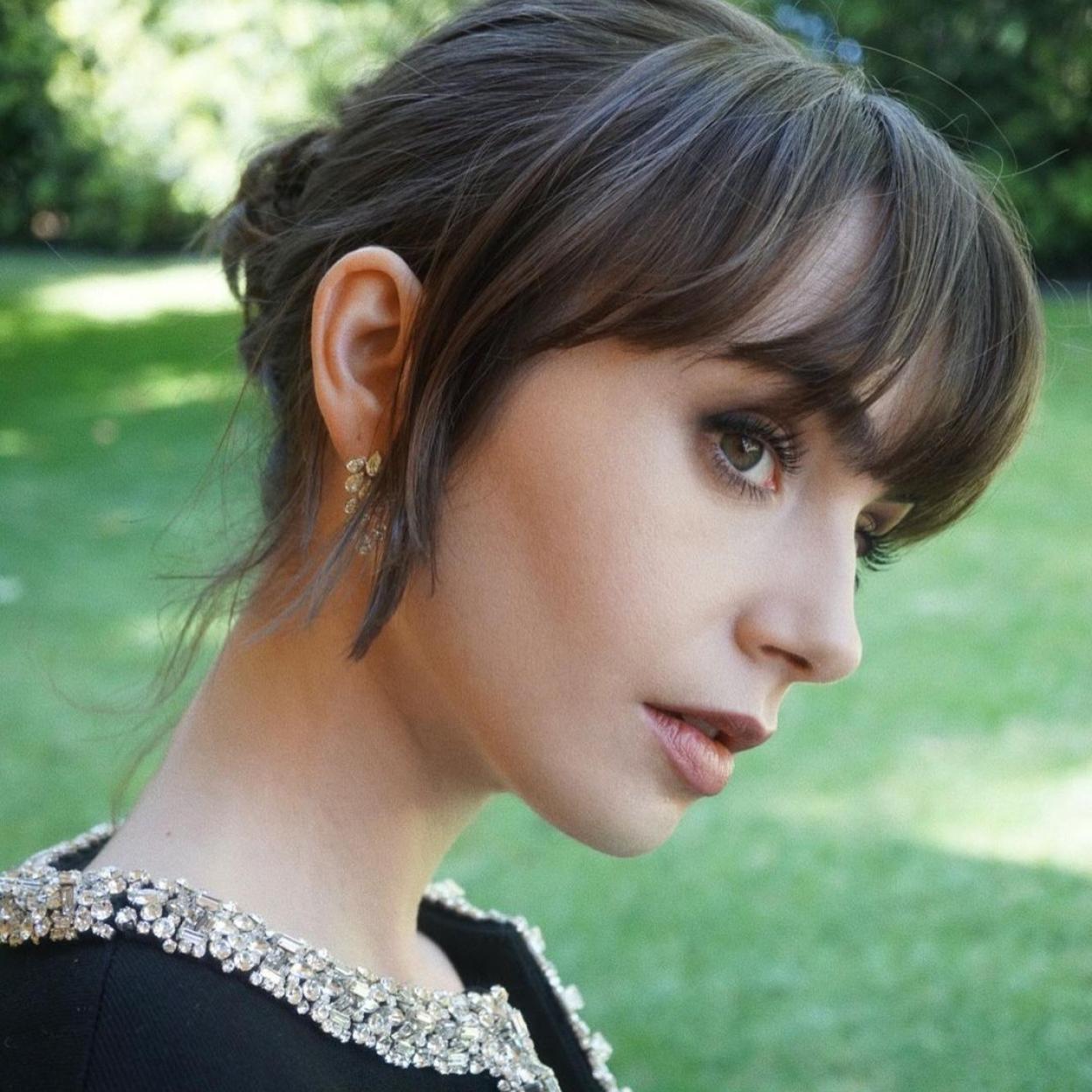 Lily Collins con piel perfecta