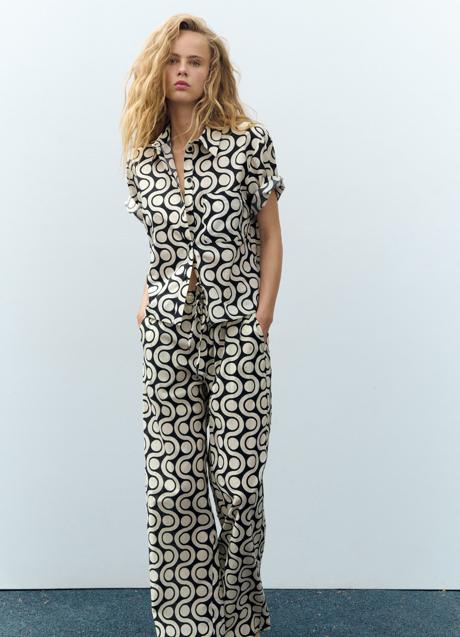 Imagen - Conjunto satinado estampado de Zara: pantalón 29,95 euros y camisa 25,95 euros.