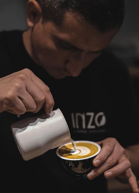 Imagen - Uno de los baristas de Inzo Coffee en plena acción. /INZO