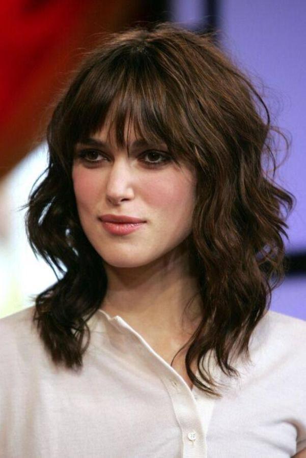 El  peinado tendencia para 2023  que elegirás si tienes el pelo ondulado. Este corte de pelo para media melena es una versión similar a la anterior que se basa en cortar un flequillo y hacer muchas capas cortas en el cabello que queden desfiladas para que se ondule de forma natural. Las capas se van alargando hacia abajo para reservar el volumen a la parte superior de la cabeza.